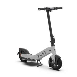 Pure Advance E-Scooter in Grau aus schräger Vorderansicht