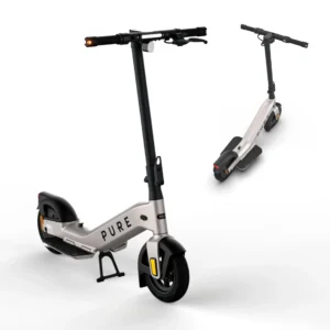 Pure Advance Plus E-Scooter aufgestellt und kompakt zusammengeklappt