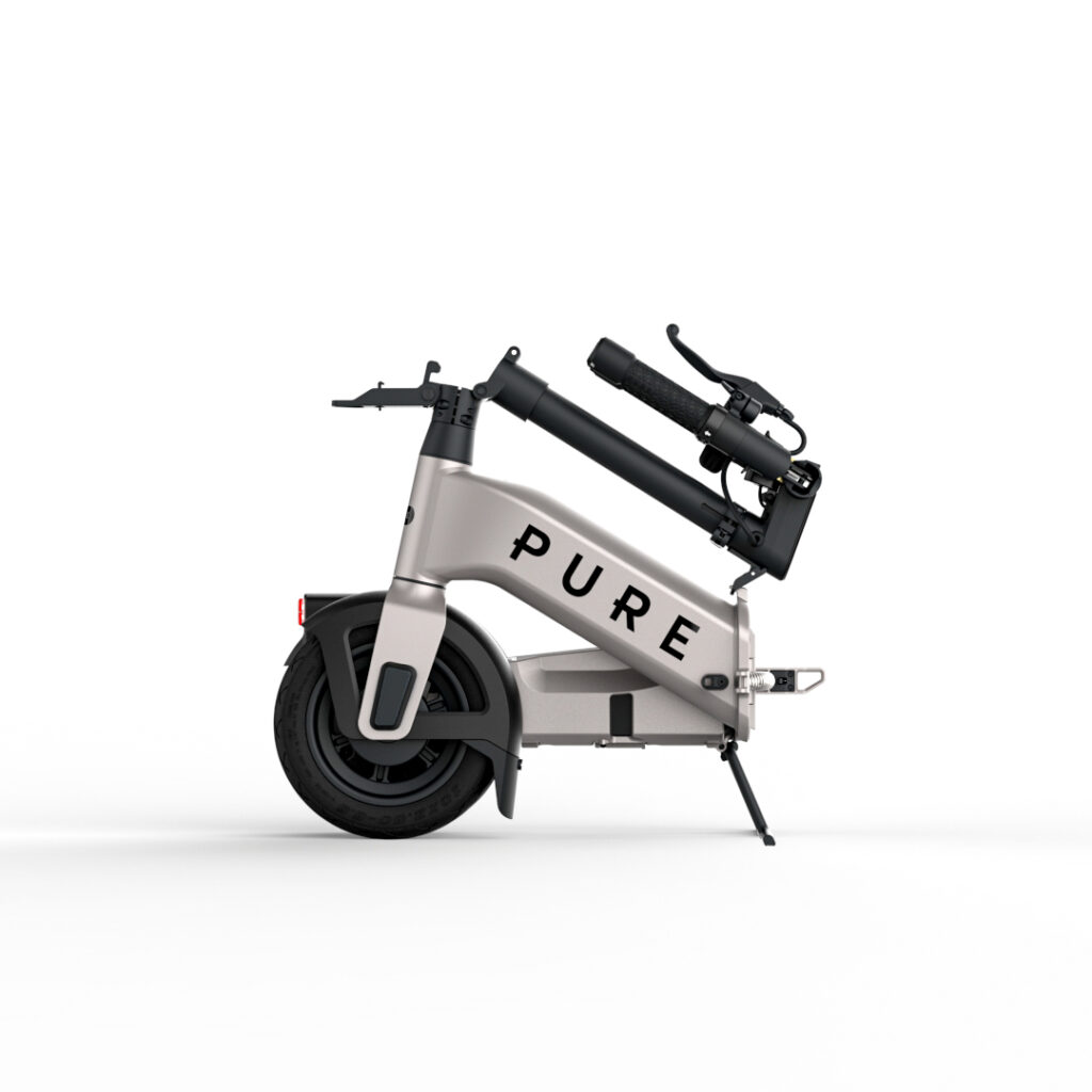 Kompakt zusammengefalteter Pure Advance Flex E-Scooter auf dem Ständer