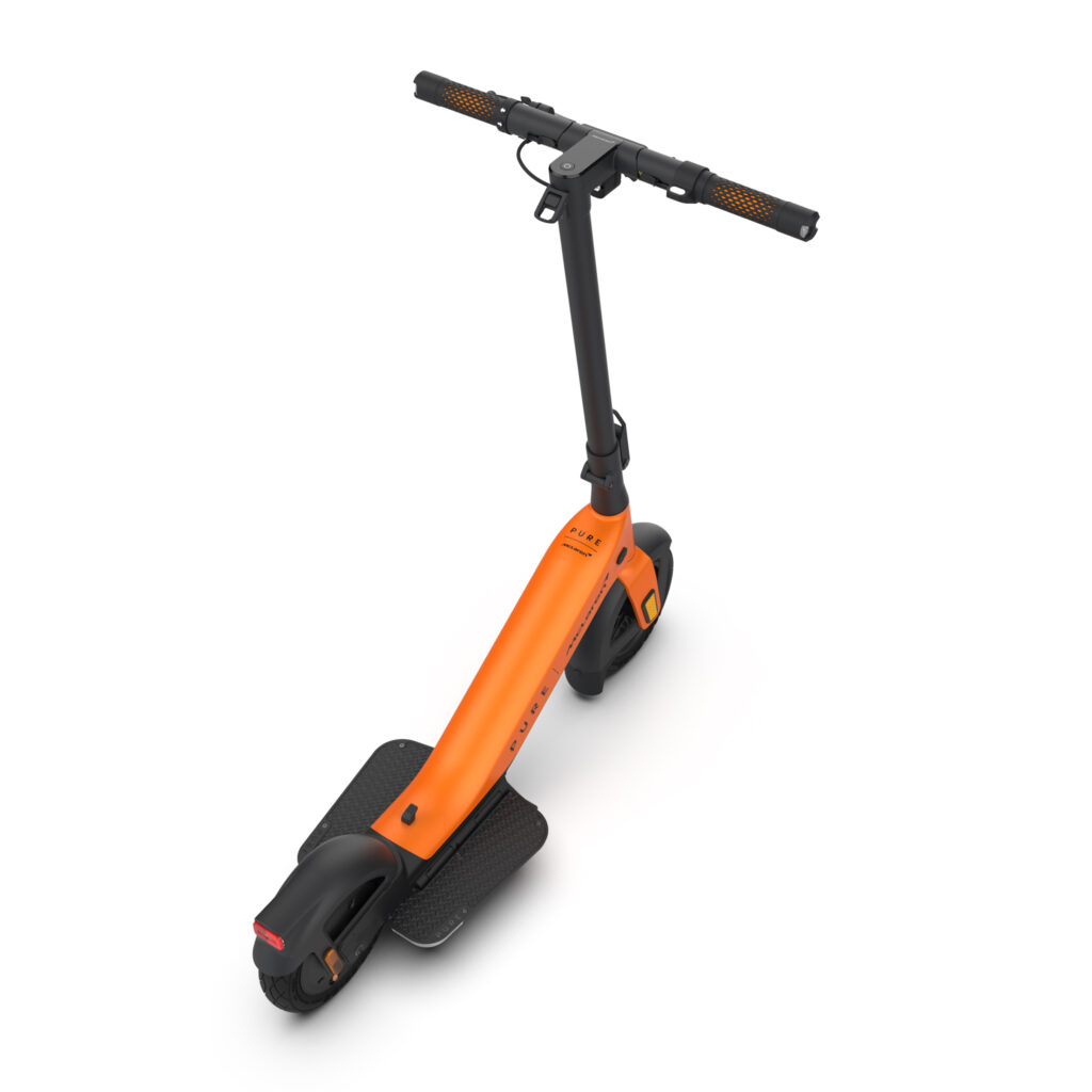 Oranger Pure x McLaren E-Scooter aus schräger Vorderansicht