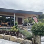 Rezeption des Camping Resort Limburg mit überdachtem Eingangsbereich und bepflanztem Vorplatz