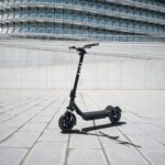 Pure Air6 E-Scooter vor moderner Architektur als breites Titelmotiv