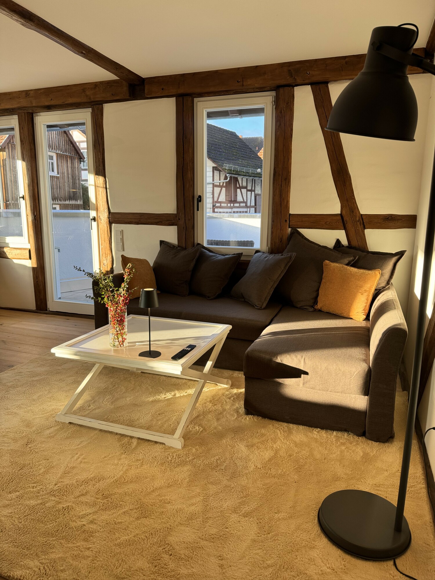 Wohnbereich eines apartboarding Apartments mit historischen Holzbalken
