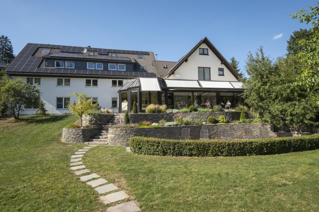 Hotel im Auerbachtal mit Wintergarten, Garten und Solaranlage in Bad Laasphe-Feudingen