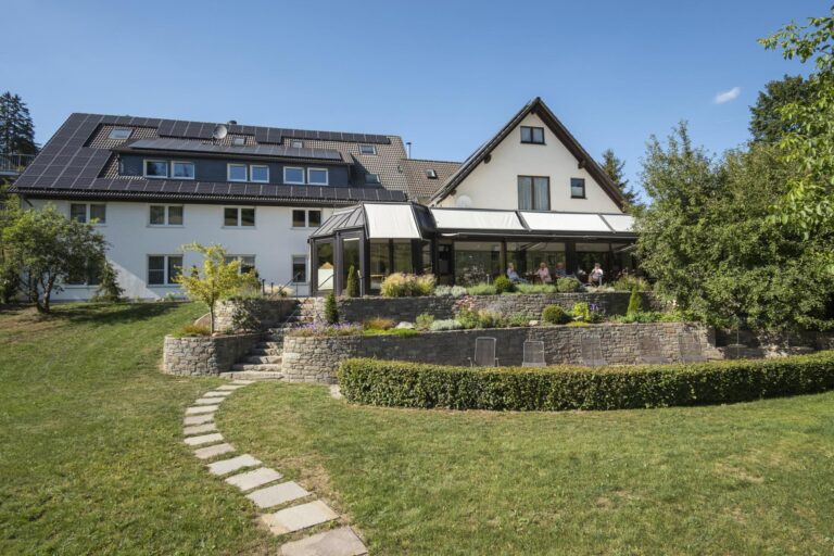 Hotel im Auerbachtal mit Wintergarten, Garten und Solaranlage in Bad Laasphe-Feudingen