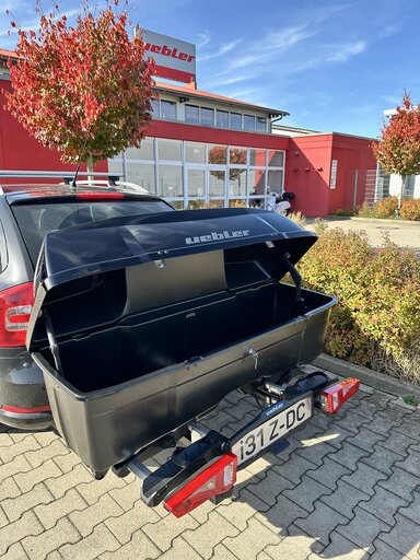 Uebler Heckbox B1 am Fahrradträger – geöffnet