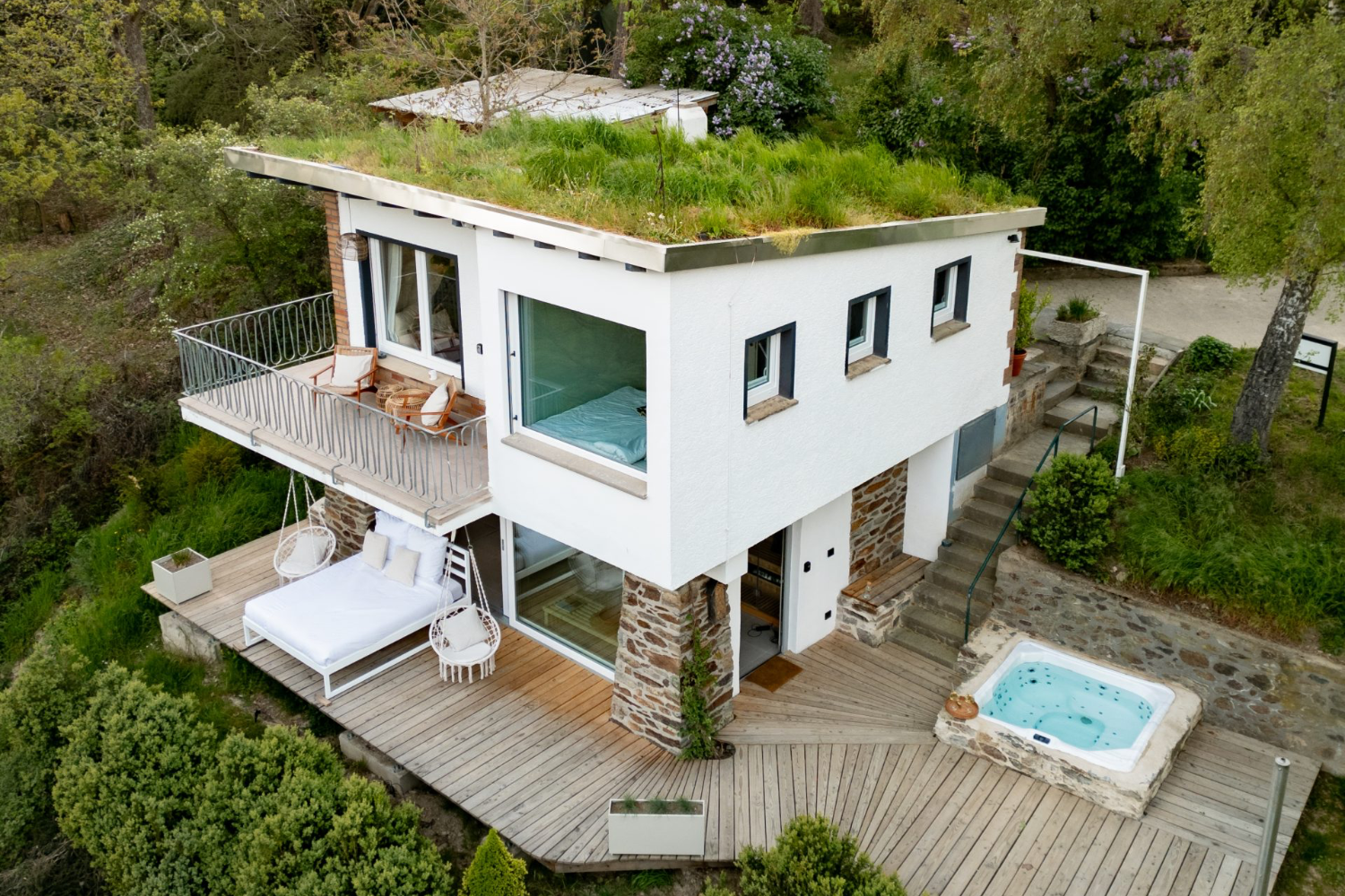 Chalet Bornich von oben mit begrüntem Dach, Terrassen und Whirlpool