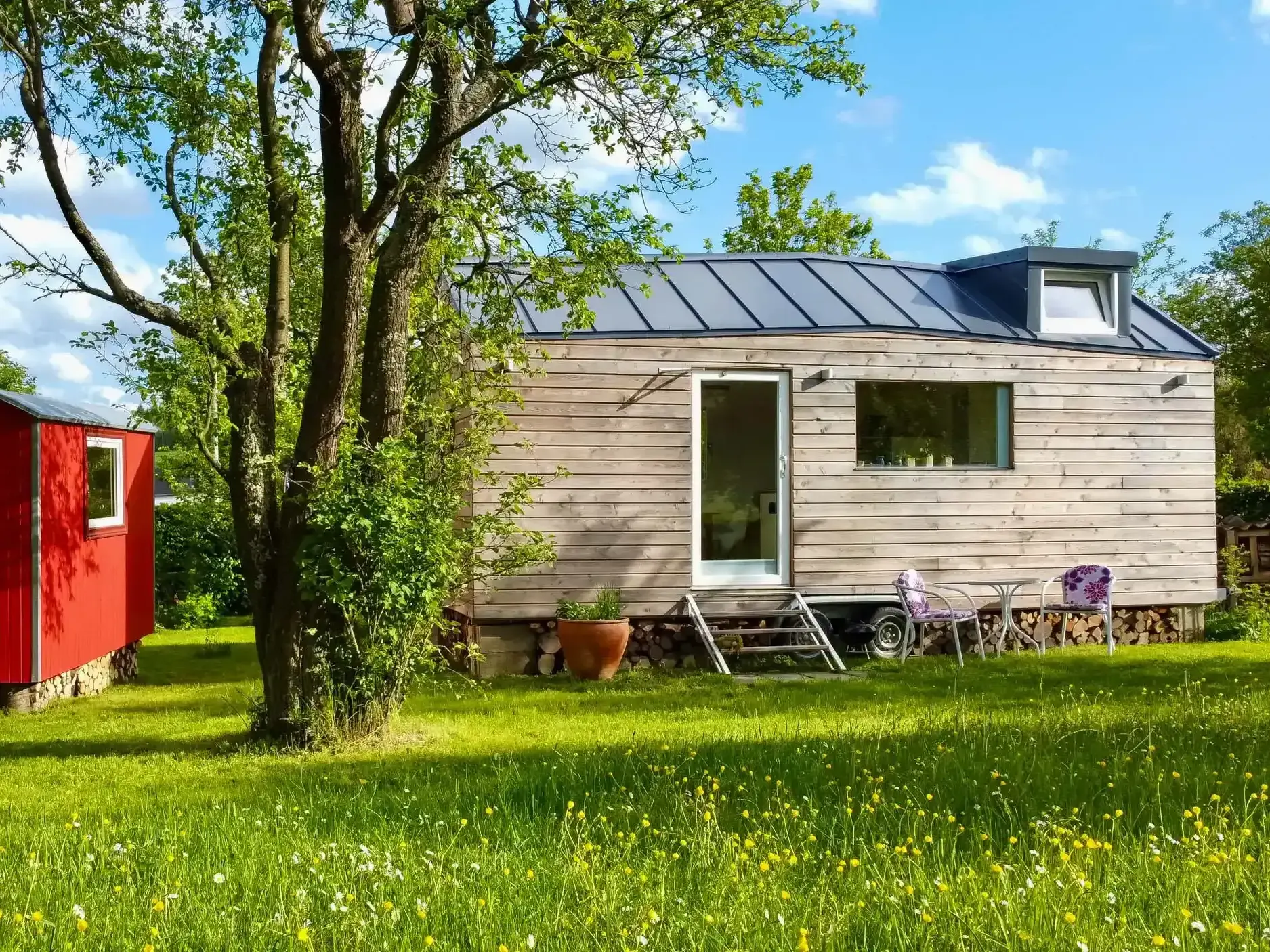 Minimalus-Tinyhouse aus Holz im grünen Garten in Dachsenhausen