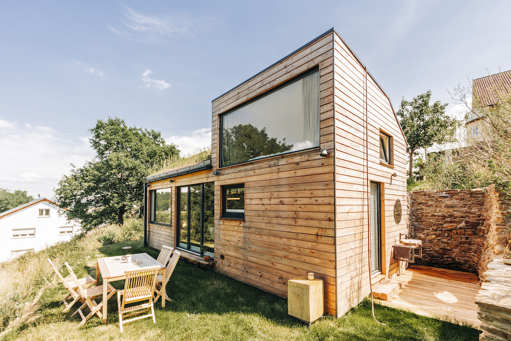 Modernes Tinyhouse aus Holz mit großer Panoramascheibe bei Dessighofen